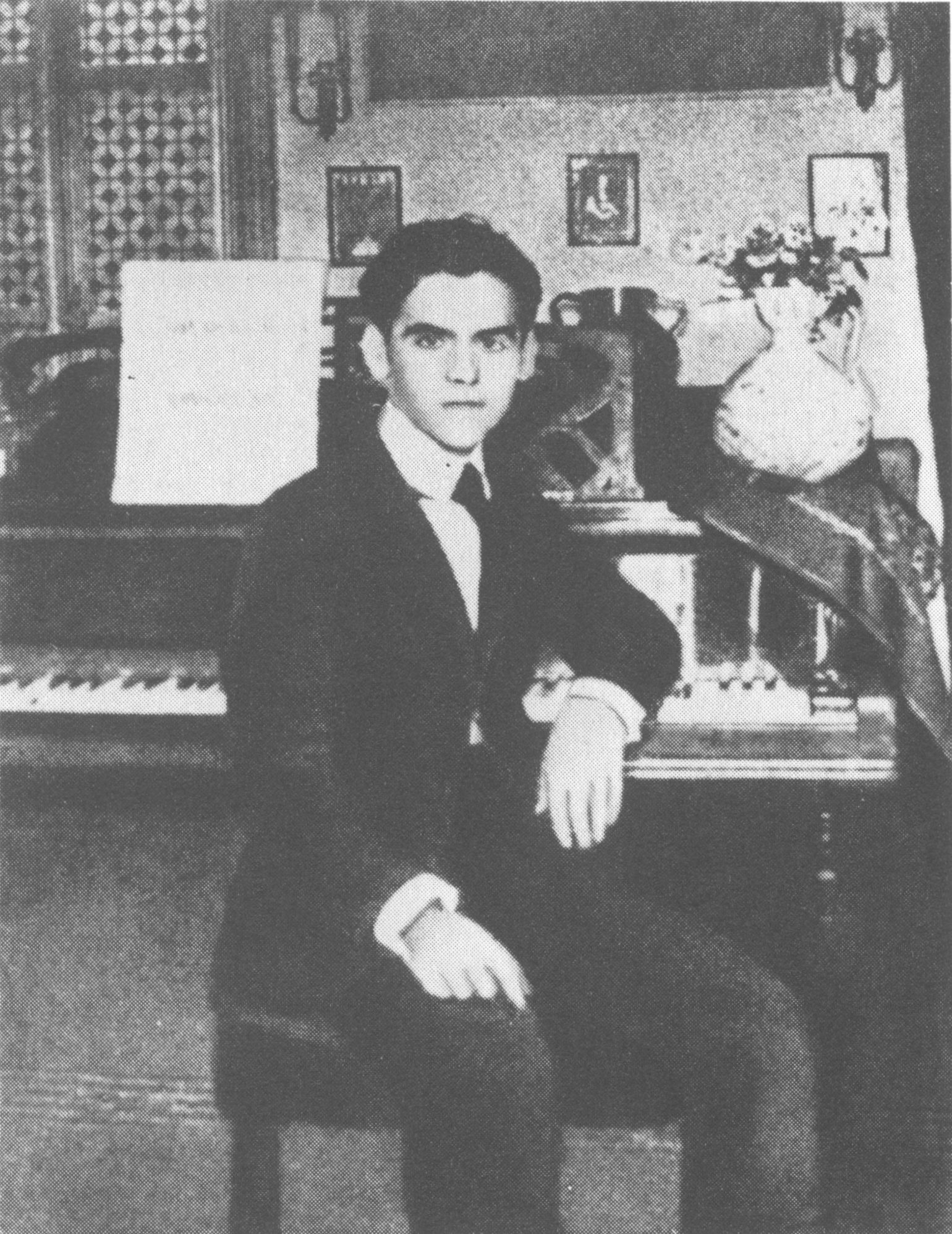 Гарсиа Лорка за роялем. 1923 г. Гарсиа Лорка за роялем. 1923 г.