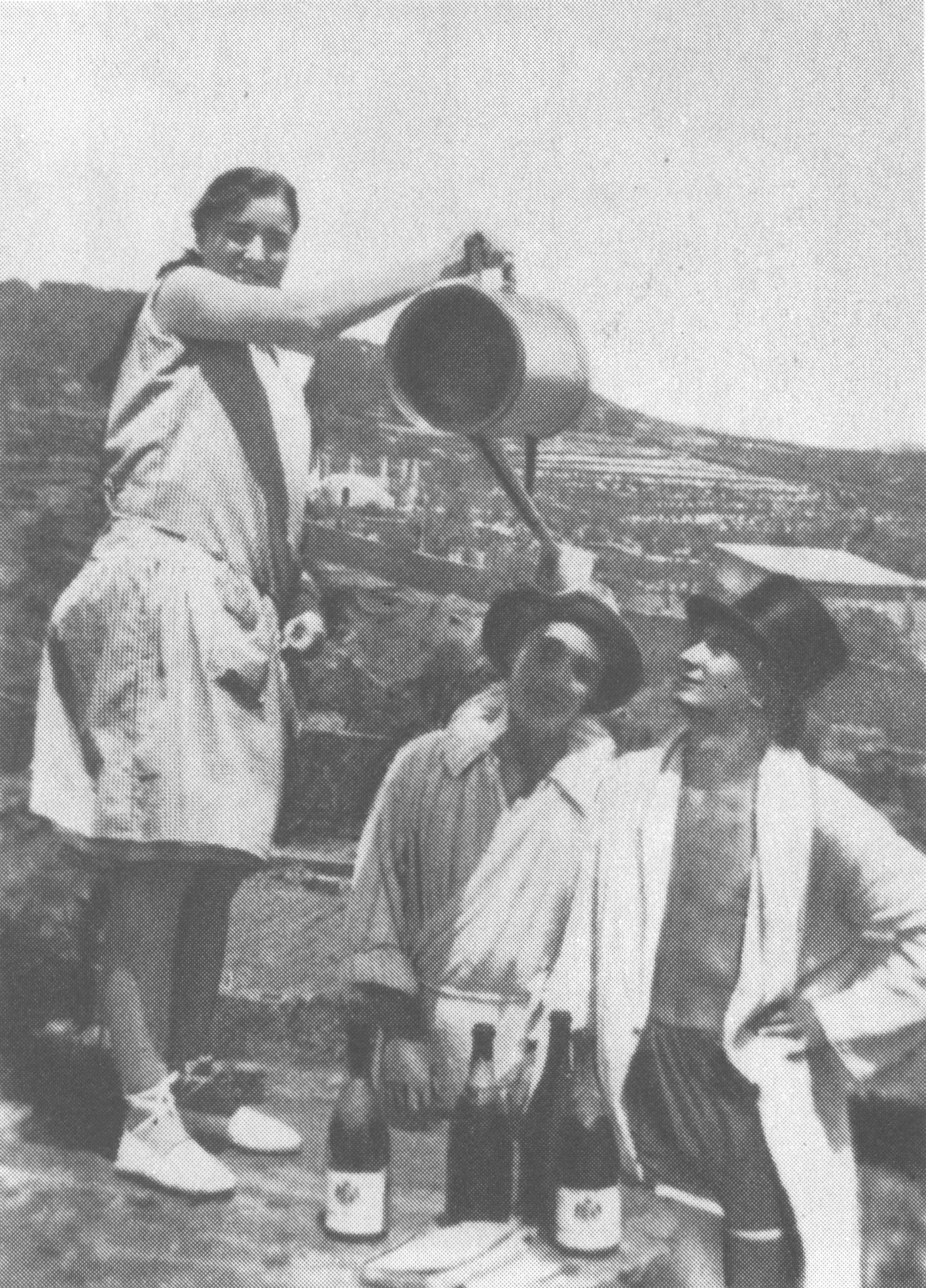 Гарсиа Лорка с Сальвадором Дали и его сестрой Аной Марией Дали в Кадакесе. 1927 г. Гарсиа Лорка с Сальвадором Дали и его сестрой Аной Марией Дали в Кадакесе. 1927 г.