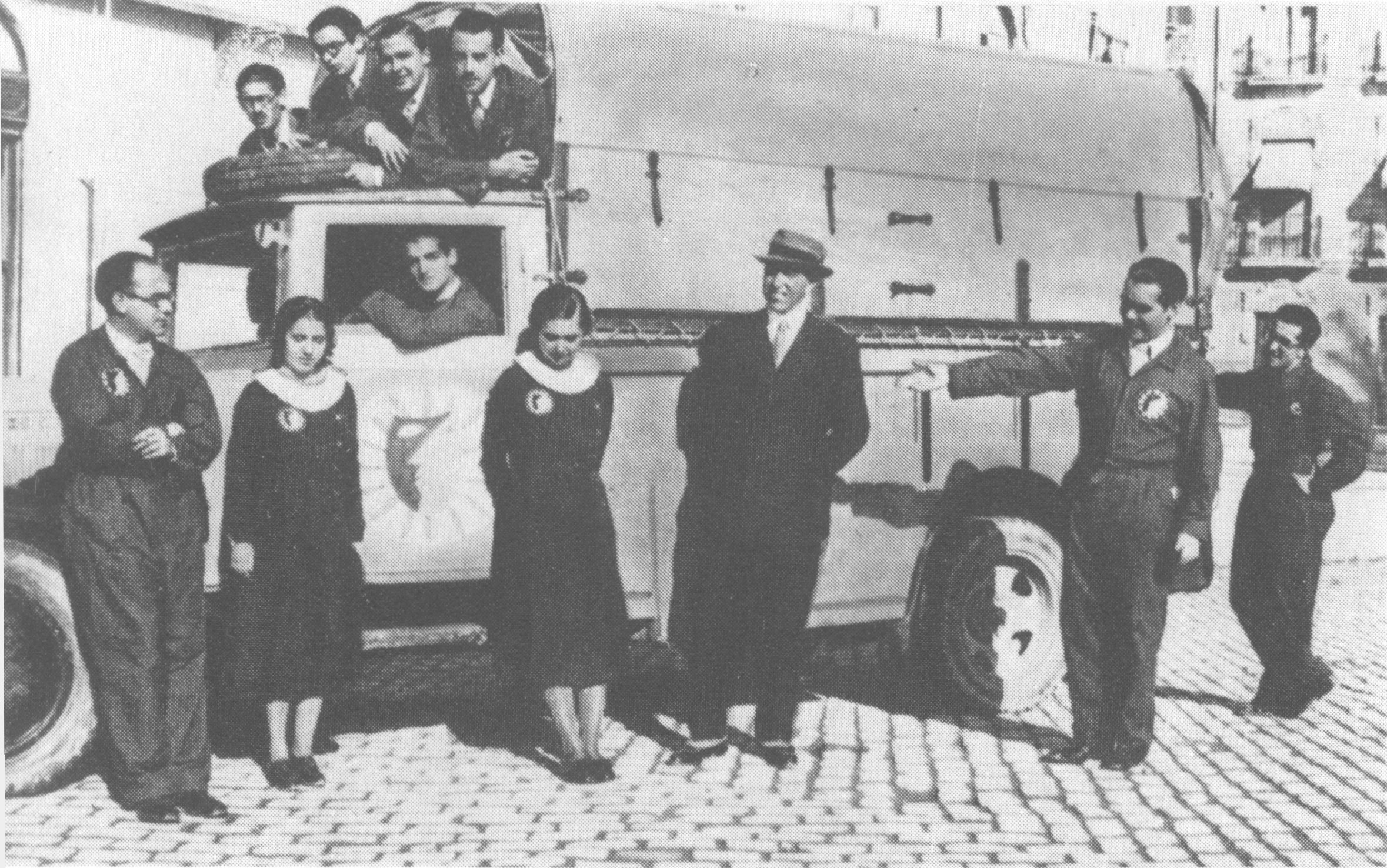 Гарсиа Лорка с труппой театра «Ла Баррака» Гарсиа Лорка с труппой театра «Ла Баррака»