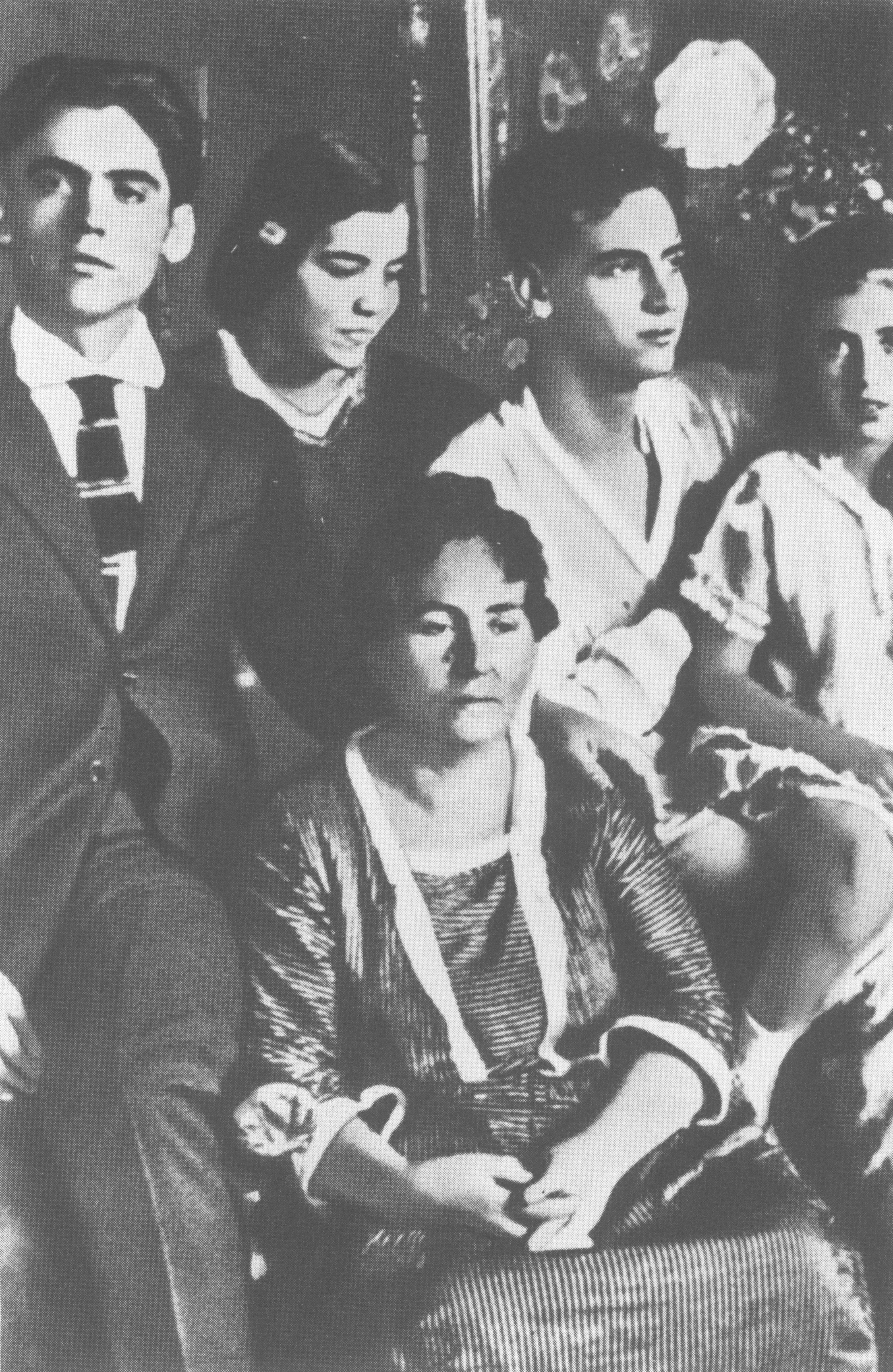 Гарсиа Лорка с матерью, братом Франсиско и сестрами Исабелью и Кончей Гарсиа Лорка с матерью, братом Франсиско и сестрами Исабелью и Кончей