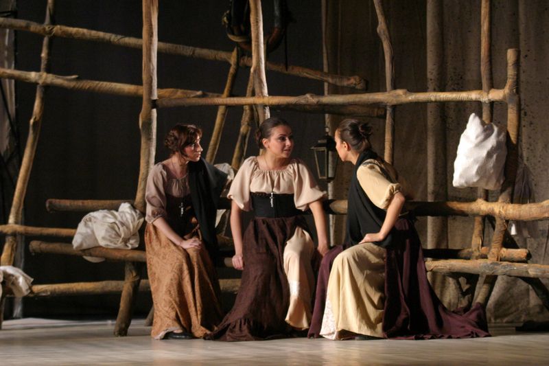 Драма «Дом Бернарды Альбы» в цыганском театре «Ромэн» Драма «Дом Бернарды Альбы» в цыганском театре «Ромэн»