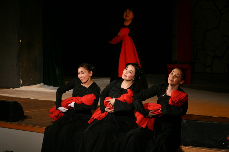 В Якутске покажут спектакль «Иччитэх дьиэ» («Дом Бернарды Альбы») Гарсиа Лорка В Якутске покажут спектакль «Иччитэх дьиэ» («Дом Бернарды Альбы») Гарсиа Лорка