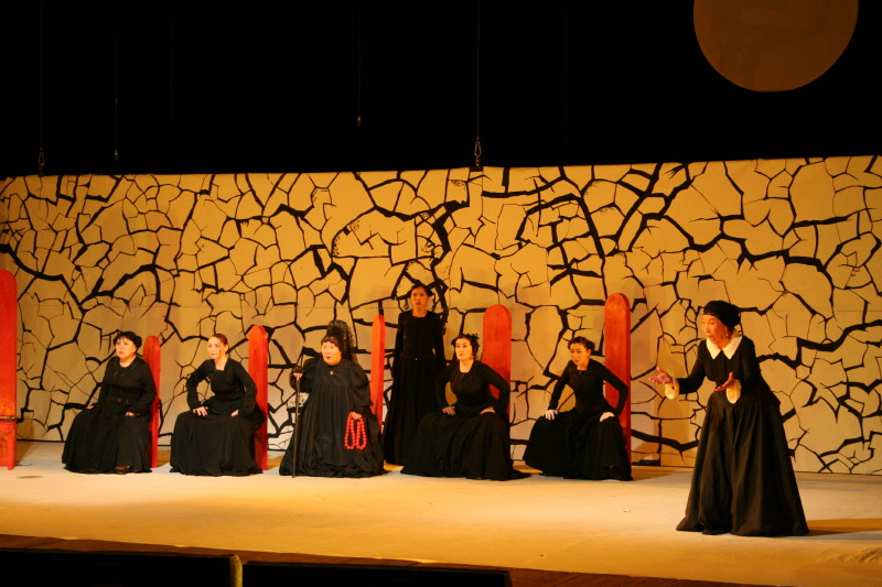 В Якутске покажут спектакль «Иччитэх дьиэ» («Дом Бернарды Альбы») Гарсиа Лорка В Якутске покажут спектакль «Иччитэх дьиэ» («Дом Бернарды Альбы») Гарсиа Лорка