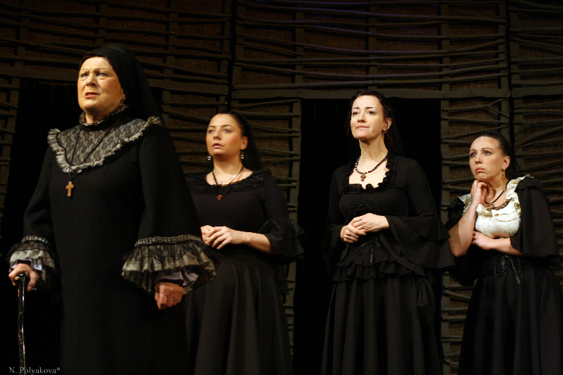 В Архангельской области покажут спектакль «Дом Бернарды Альбы» В Архангельской области покажут спектакль «Дом Бернарды Альбы»