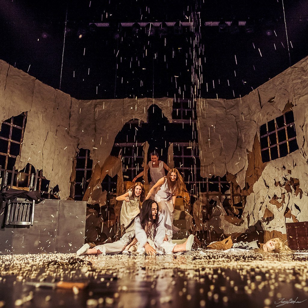 Питерский «А.V.Театр» представляет «Дом Бернарды Альбы» Питерский «А.V.Театр» представляет «Дом Бернарды Альбы»