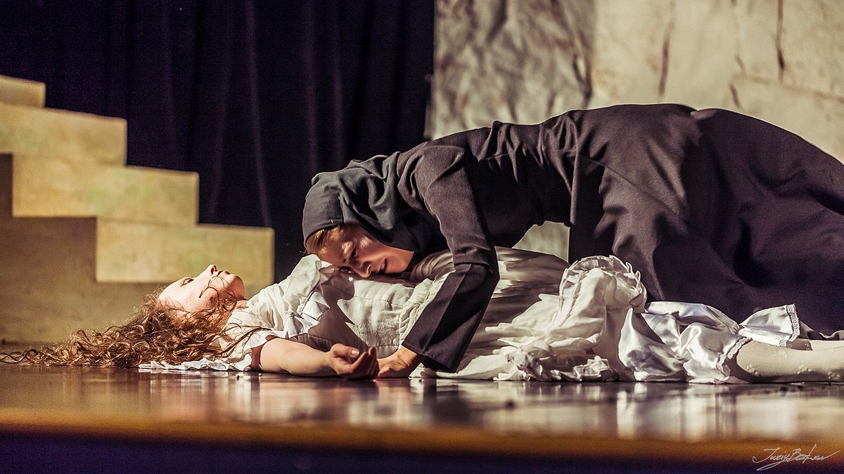 Питерский «А.V.Театр» представляет «Дом Бернарды Альбы» Питерский «А.V.Театр» представляет «Дом Бернарды Альбы»