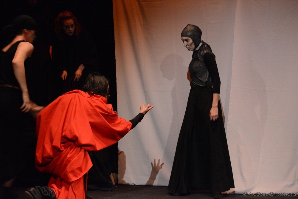 Пластический спектакль «По ту сторону» по пьесе Гарсиа Лорки покажут в Казани Пластический спектакль «По ту сторону» по пьесе Гарсиа Лорки покажут в Казани