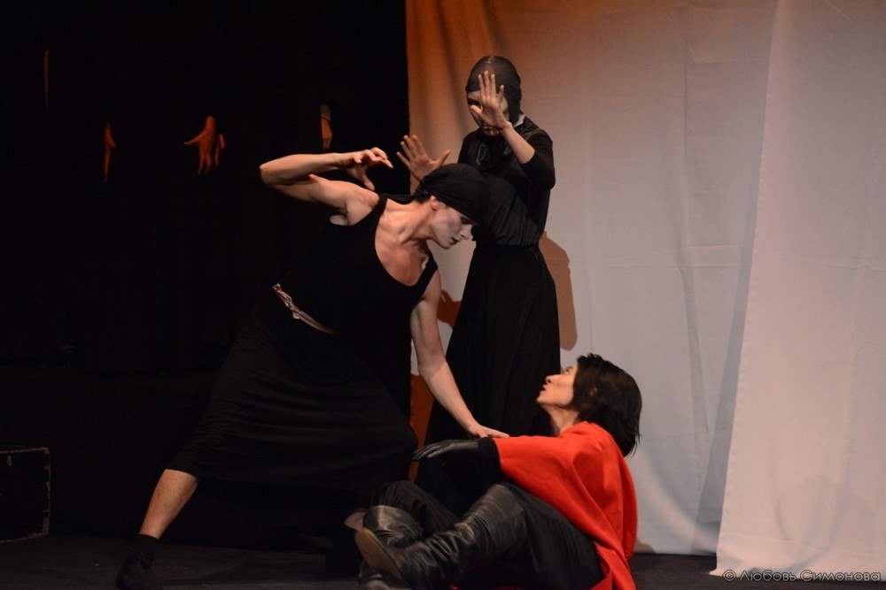 Пластический спектакль «По ту сторону» по пьесе Гарсиа Лорки покажут в Казани Пластический спектакль «По ту сторону» по пьесе Гарсиа Лорки покажут в Казани