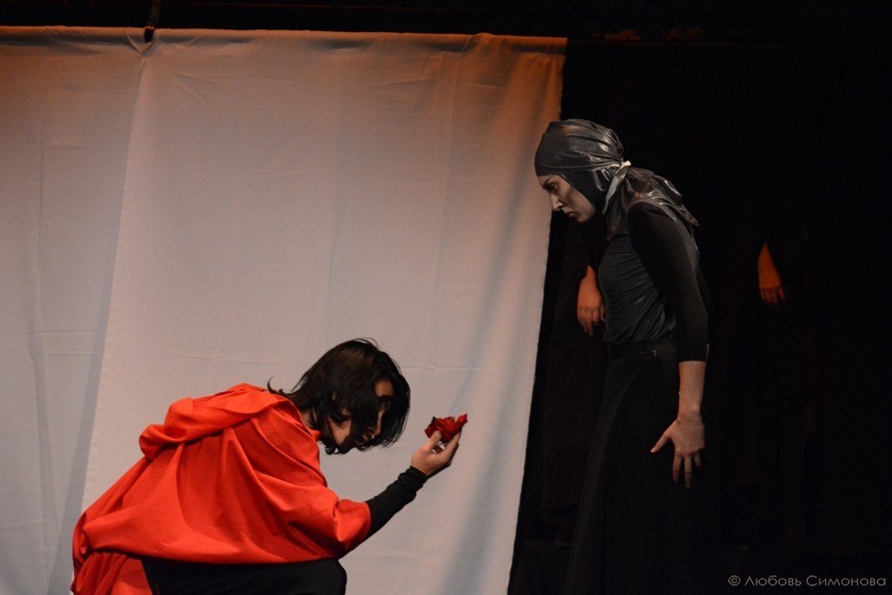 Пластический спектакль «По ту сторону» по пьесе Гарсиа Лорки покажут в Казани Пластический спектакль «По ту сторону» по пьесе Гарсиа Лорки покажут в Казани