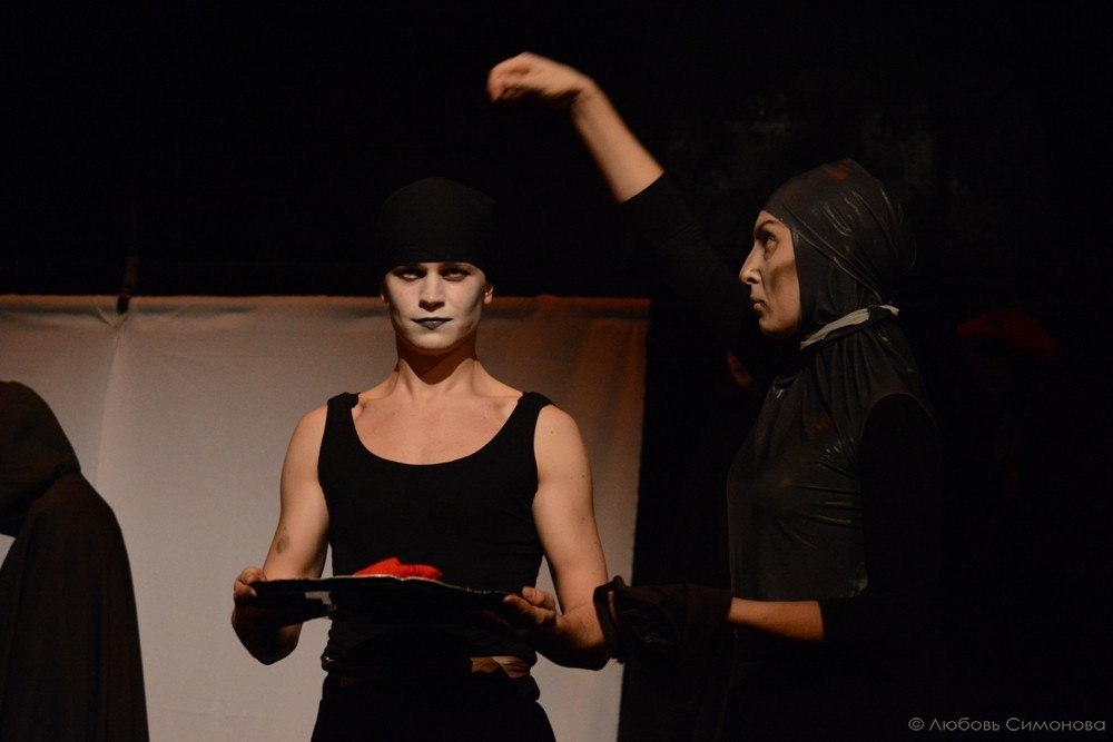 Пластический спектакль «По ту сторону» по пьесе Гарсиа Лорки покажут в Казани Пластический спектакль «По ту сторону» по пьесе Гарсиа Лорки покажут в Казани