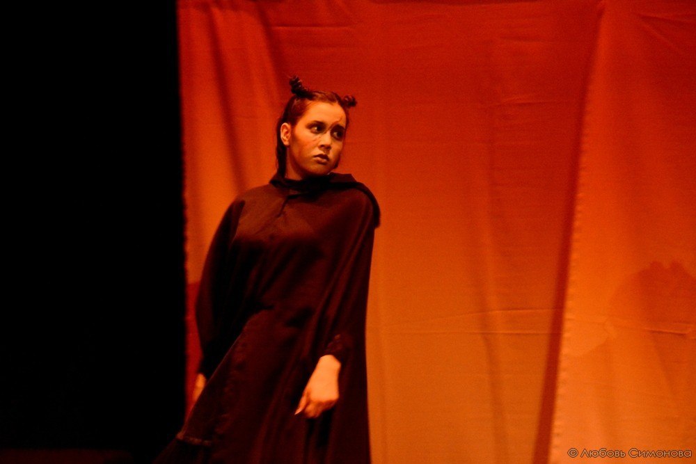 Пластический спектакль «По ту сторону» по пьесе Гарсиа Лорки покажут в Казани Пластический спектакль «По ту сторону» по пьесе Гарсиа Лорки покажут в Казани