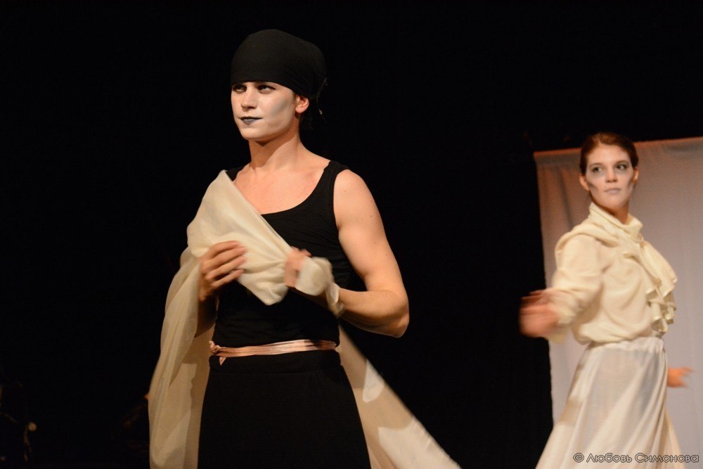 Пластический спектакль «По ту сторону» по пьесе Гарсиа Лорки покажут в Казани Пластический спектакль «По ту сторону» по пьесе Гарсиа Лорки покажут в Казани