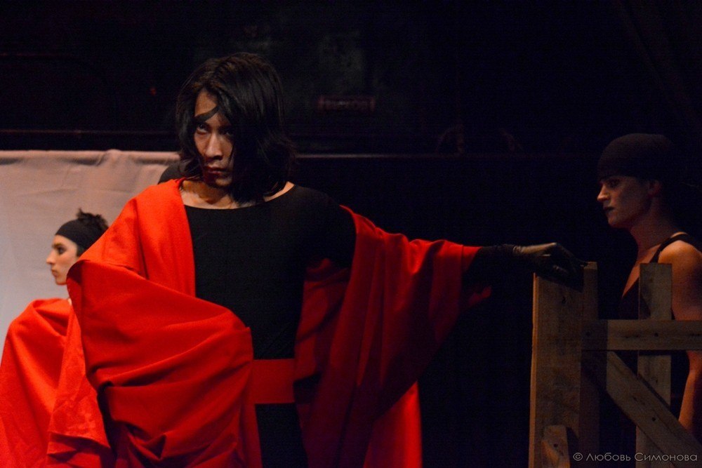 Пластический спектакль «По ту сторону» по пьесе Гарсиа Лорки покажут в Казани Пластический спектакль «По ту сторону» по пьесе Гарсиа Лорки покажут в Казани