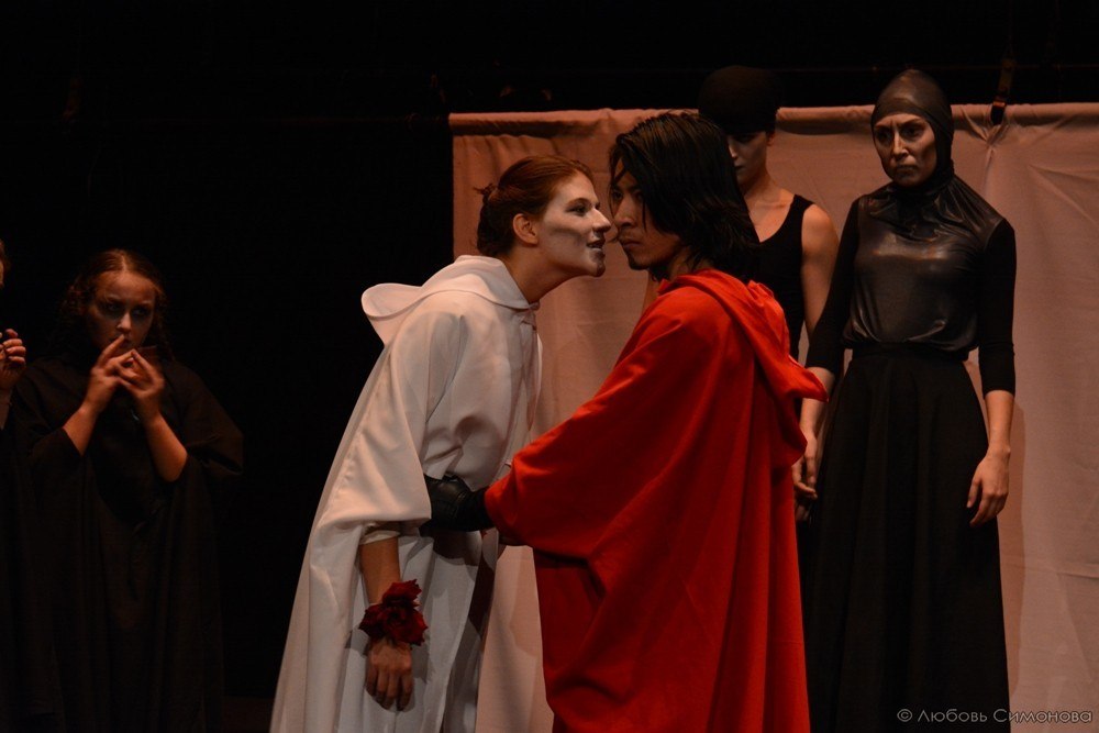 Пластический спектакль «По ту сторону» по пьесе Гарсиа Лорки покажут в Казани Пластический спектакль «По ту сторону» по пьесе Гарсиа Лорки покажут в Казани