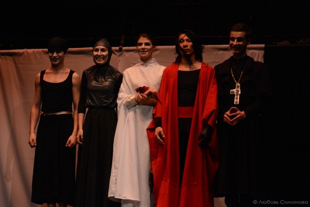 Пластический спектакль «По ту сторону» по пьесе Гарсиа Лорки покажут в Казани Пластический спектакль «По ту сторону» по пьесе Гарсиа Лорки покажут в Казани