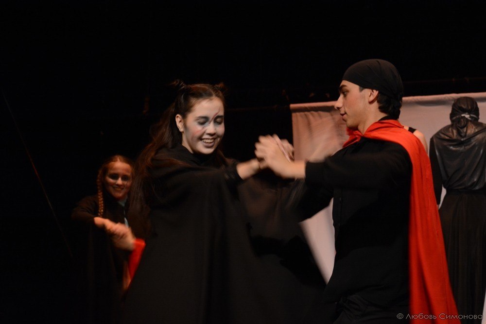 Пластический спектакль «По ту сторону» по пьесе Гарсиа Лорки покажут в Казани Пластический спектакль «По ту сторону» по пьесе Гарсиа Лорки покажут в Казани