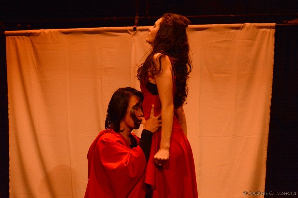 Пластический спектакль «По ту сторону» по пьесе Гарсиа Лорки покажут в Казани Пластический спектакль «По ту сторону» по пьесе Гарсиа Лорки покажут в Казани