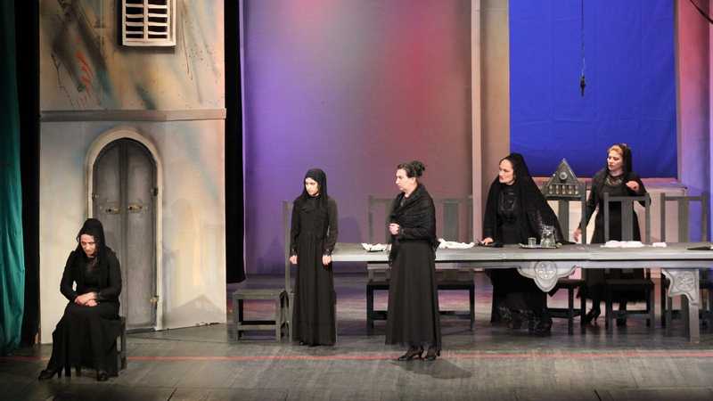 Аварский театр в Махачкале показал «Дом Бернарды Альбы» по Гарсиа Лорке Аварский театр в Махачкале показал «Дом Бернарды Альбы» по Гарсиа Лорке