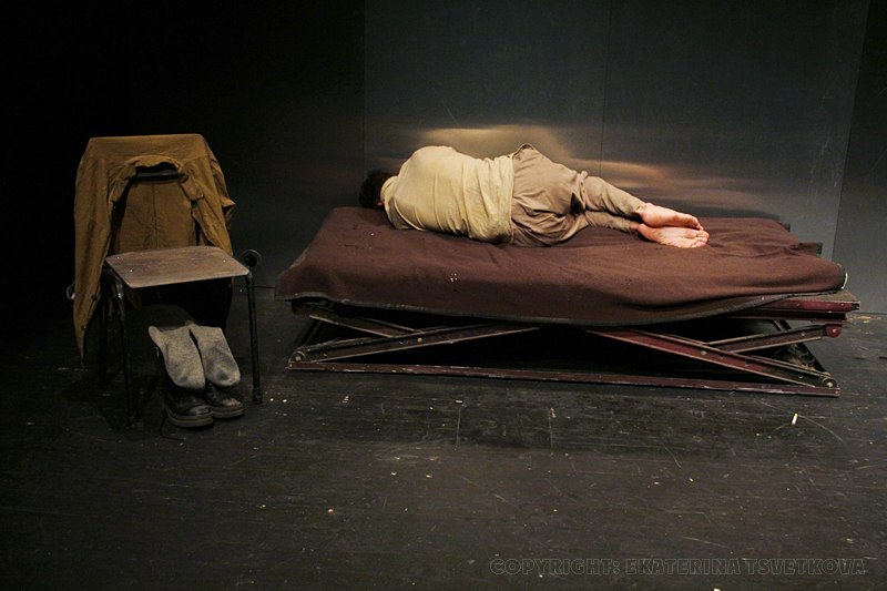 «Испанский театр» в МХТ покажет эскиз пьесы «Темный камень» о последних часах жизни Рафаэля Родригеса Рапуна «Испанский театр» в МХТ покажет эскиз пьесы «Темный камень» о последних часах жизни Рафаэля Родригеса Рапуна