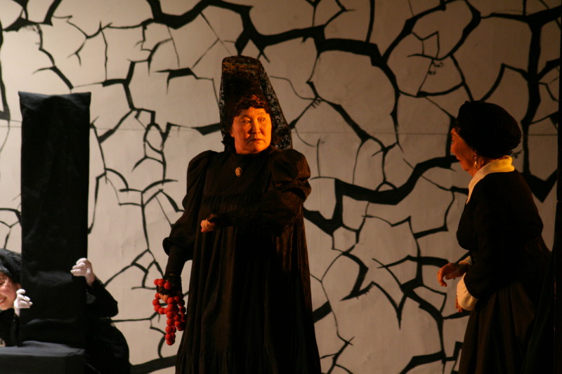 «Иччитэх дьиэ / Дом Бернарды Альбы» (Якутск, 2006) «Иччитэх дьиэ / Дом Бернарды Альбы» (Якутск, 2006)